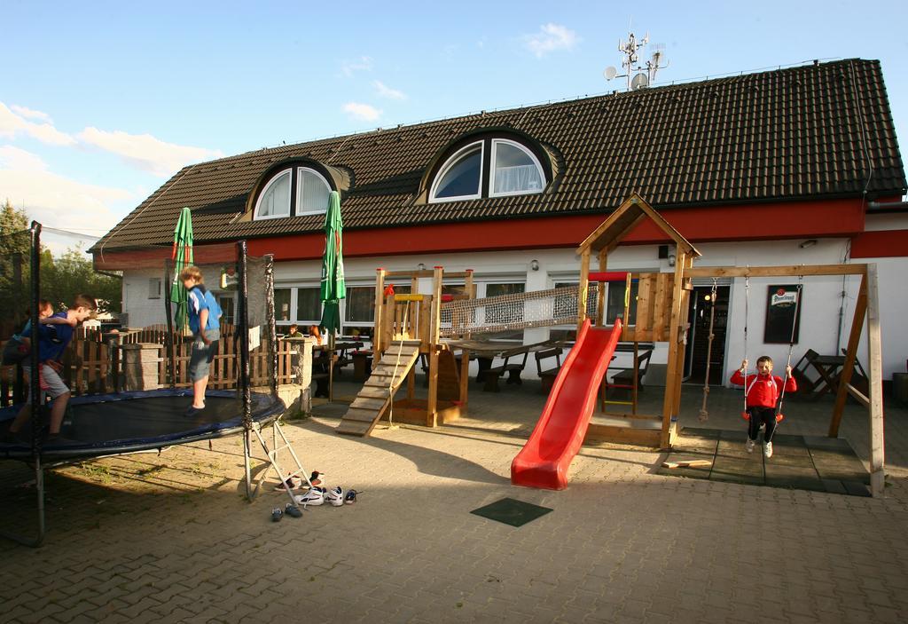 Penzion Fajn *** Pardubice Kamer foto